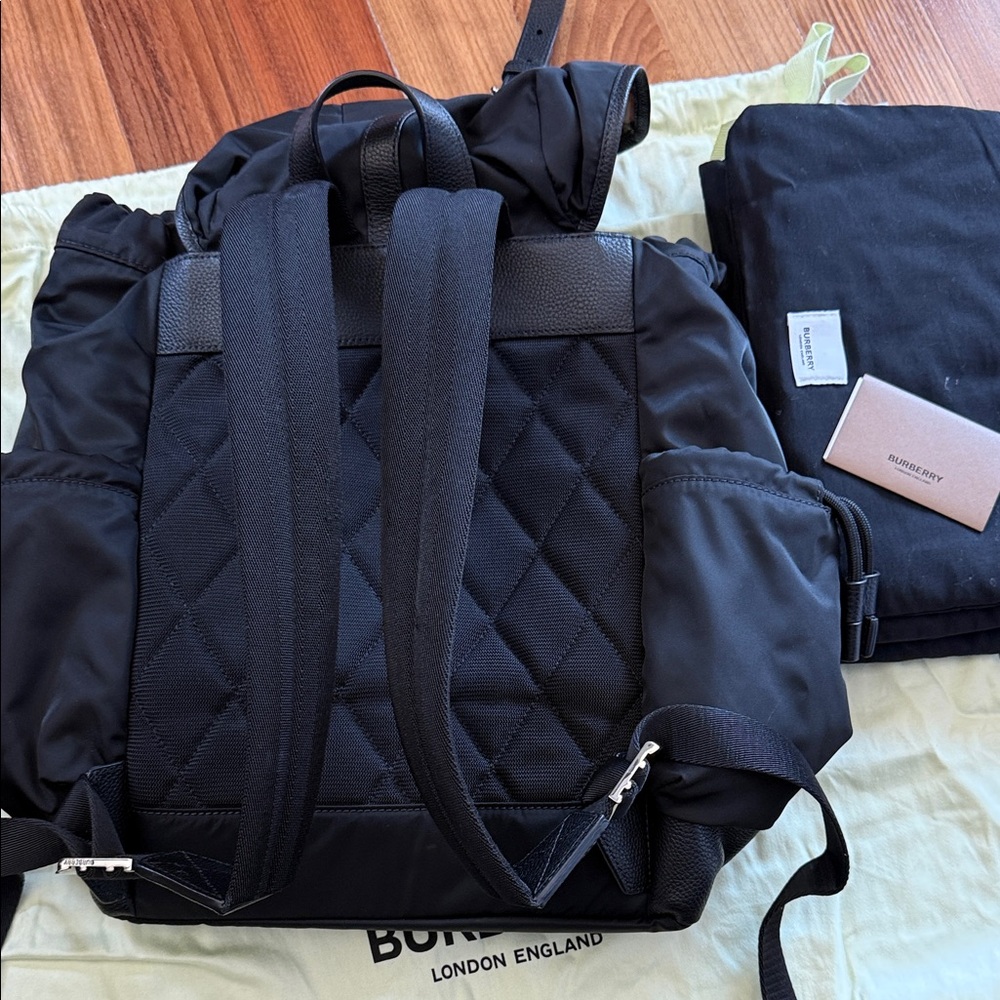 Burberry Black Nylon diaper Backpack with changing mat - Picture 4 of 6